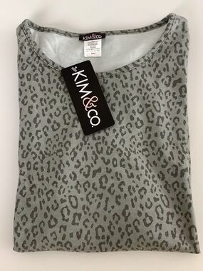 Kim&co. Women's Gray Leopard Scoop Neck Short Sleeve Top.Made in Canada 🇨🇦